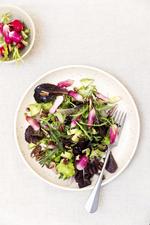 Vælg en god blandet salat med flere farver, og du får det smukkeste farvespil med de sødsalte radiser. 