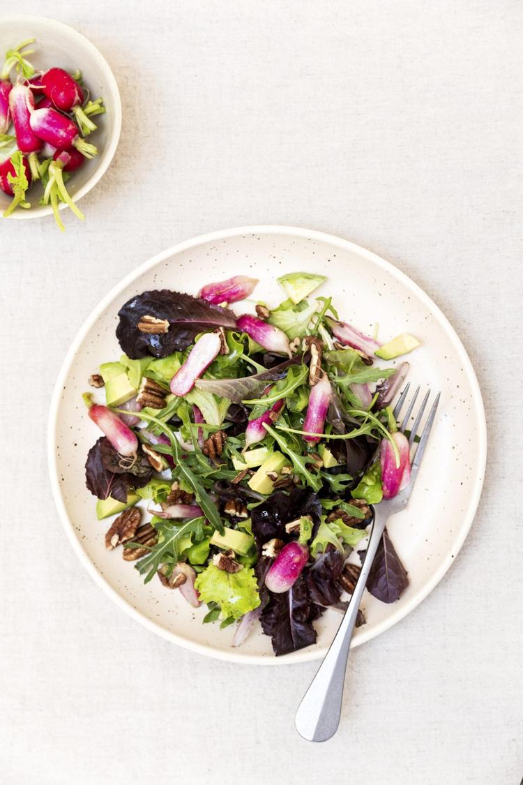 Vælg en god blandet salat med flere farver, og du får det smukkeste farvespil med de sødsalte radiser. 