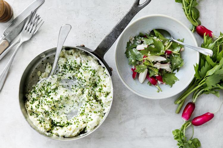 Kartoflerne er godt tilbehør til sommerens grillede kød – eller retten kan fint stå alene som et vegetarisk måltid i sig selv. Foto: Chris Tonnesen