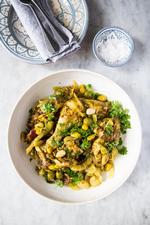 Kyllingen og fyldet er syrligt, sødt, salt og lidt stærkt. Retten er tilberedt i en marokkansk tagine, hvor smagen fortættes, selv om låget fungerer som en lille skorsten, hvorigennem en smule væde fordamper. Foto: Ditte Ingemann