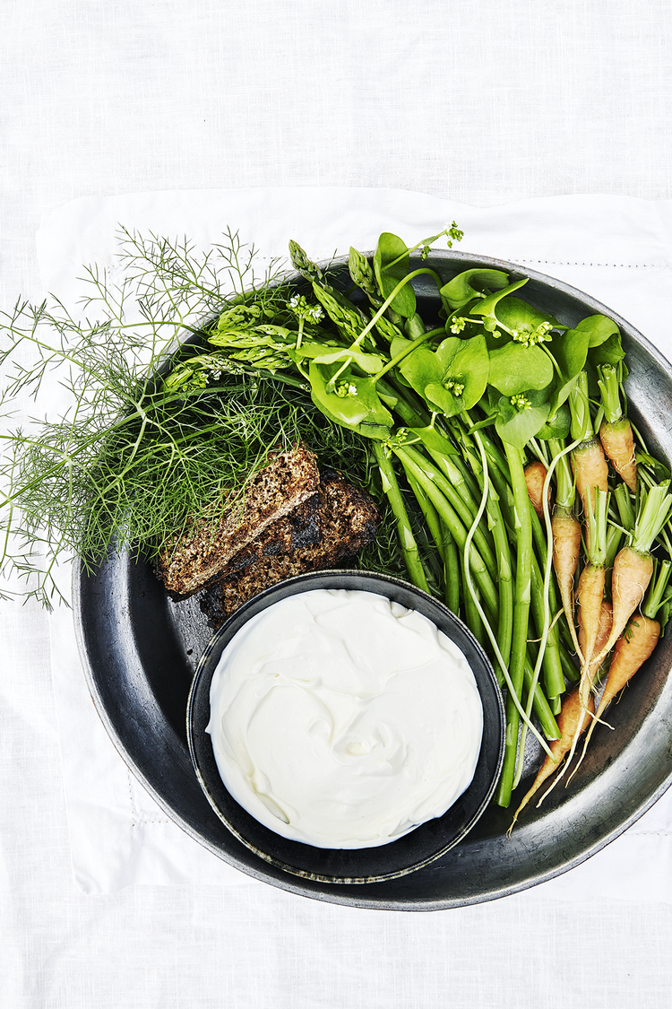 Den røgede cremefraiche står sig godt til grøntsager som gulerødder og asparges – og med ristet rugbrød til. 