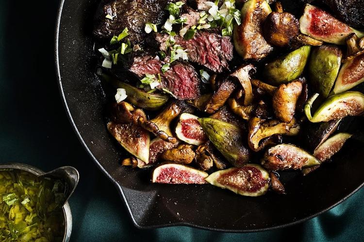 Når oksenyretapperne – onglet de boeuf, som de hedder på fransk – kombineres med kantareller og de afrodisiske figner, nærmer det sig poesi. Foto: Chris Tonnesen