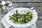 Sæsonen for asparges lakker mod enden, men her optræder de med noget af alt det andet gode friske og grønne, der tager over ved midsommer. Foto: Stine Christiansen/Skovdal Nordic/Freelance