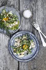Elementerne fra en klassisk servering af tatar – og ikke mindst den gule æggeblomme – klæder den røgede fisk på som til fest. Foto: Stine Christiansen/Skovdal Nordic