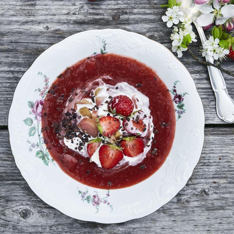 Den bløde rødgrød suppleres med sprøde elementer i form af råsyltede rabarber-skiver og kakaonibs. 
