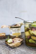 Jordbær i selskab med asparges og syren er et superdelikat tilbehør til stegt fisk, grillet kød og foie gras. 