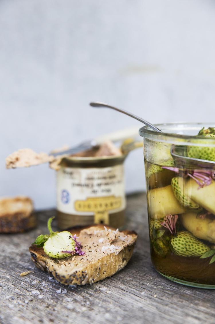 Jordbær i selskab med asparges og syren er et superdelikat tilbehør til stegt fisk, grillet kød og foie gras. 