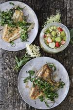 De hvide jordbær er lig med sommer ligesom nye små skud af skvalderkål. Her serveret med skrubbe. 