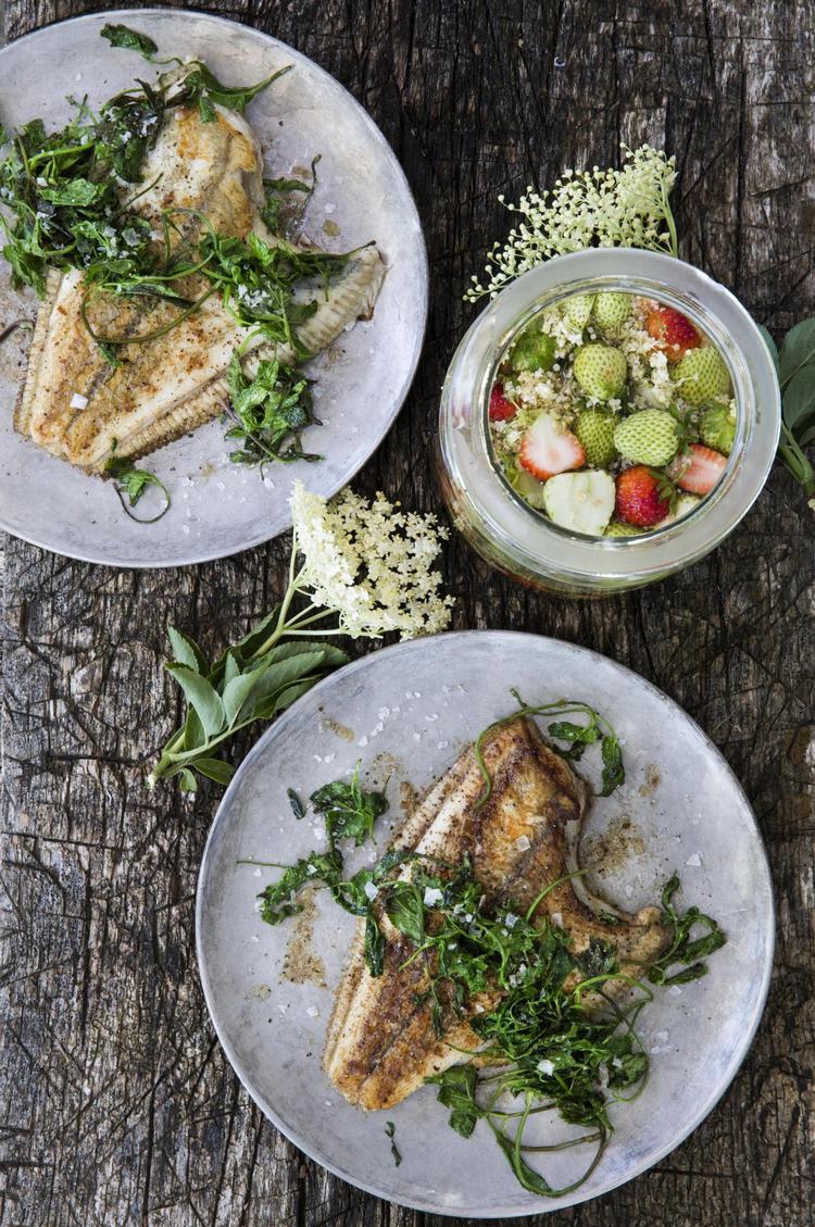 De hvide jordbær er lig med sommer ligesom nye små skud af skvalderkål. Her serveret med skrubbe. 