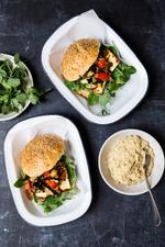 Til denne burger udgør bøffen stegt halloumi – halloumi er en fast, saltet cypriotisk ost, som er perfekt til burgere og sandwich. Ditte Ingemann