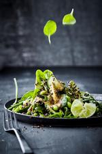 Den grønne salat er hurtig at bikse sammen og selvom den er enkel, er den spækket med masser af smag og fylde fra avokado og quinoa. 