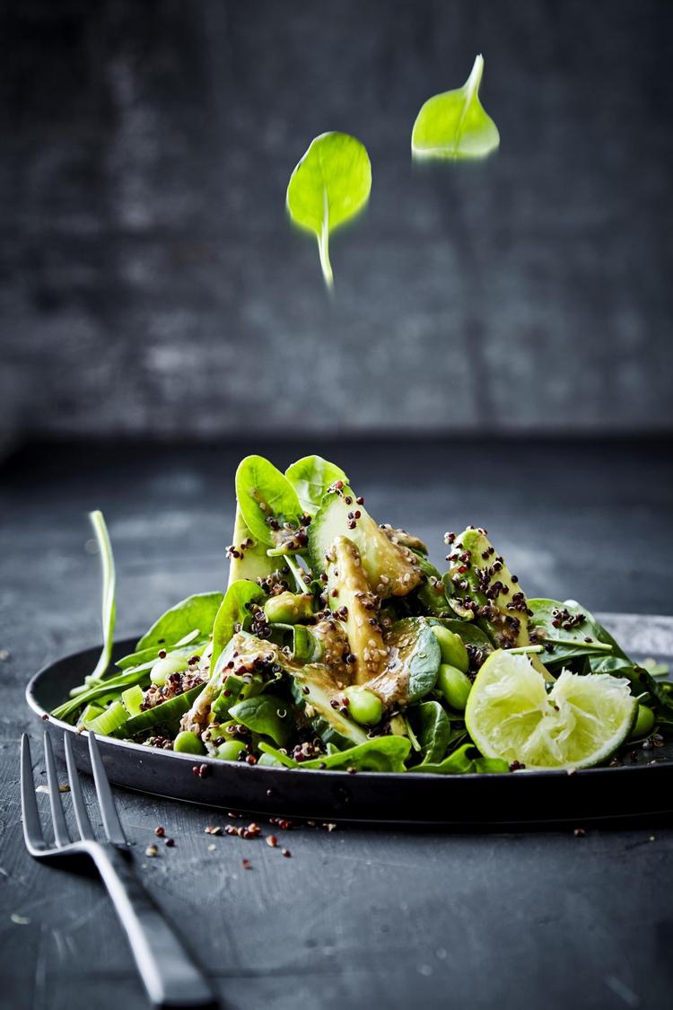 Den grønne salat er hurtig at bikse sammen og selvom den er enkel, er den spækket med masser af smag og fylde fra avokado og quinoa. 
