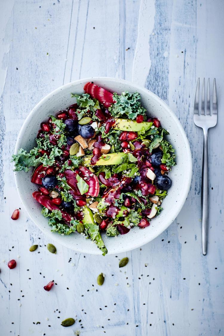 Denne superfoodsalat er farverig og har masser af næring og smag. Joachim Wichmann 