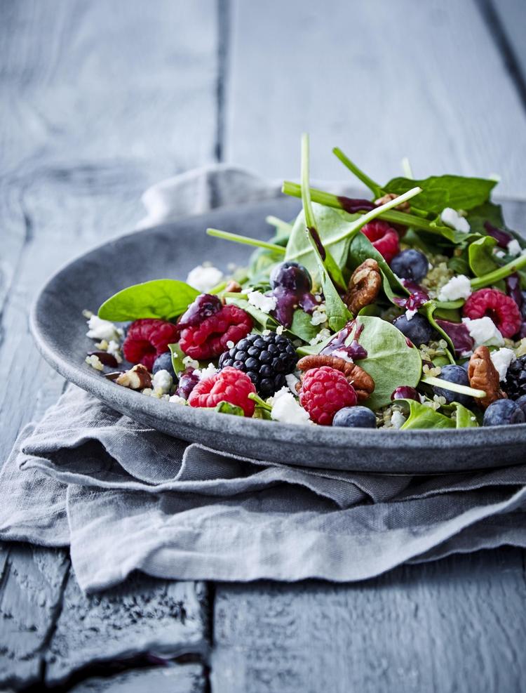 Sommerbær hører ikke kun til i kager og desserter. Brug de friske bær i salaten. De søde bær giver et godt modspil til den syrlige vinaigrette og salte ost. 