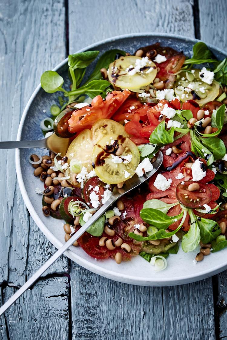 Lige nu er tomaterne i sæson. Brug de solmodne tomater i en salat. Brug gerne tomater i flere farver. Det er både godt for smag og øje. 