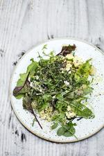 De nye kartofler moses og smages til med parmesan, inden de serveres med et stort grønt drys på toppen. 