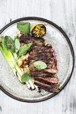 De store bøffer tilberedes hele og skæres ud ved servering. De spises med grillede citroner og porrer. 
