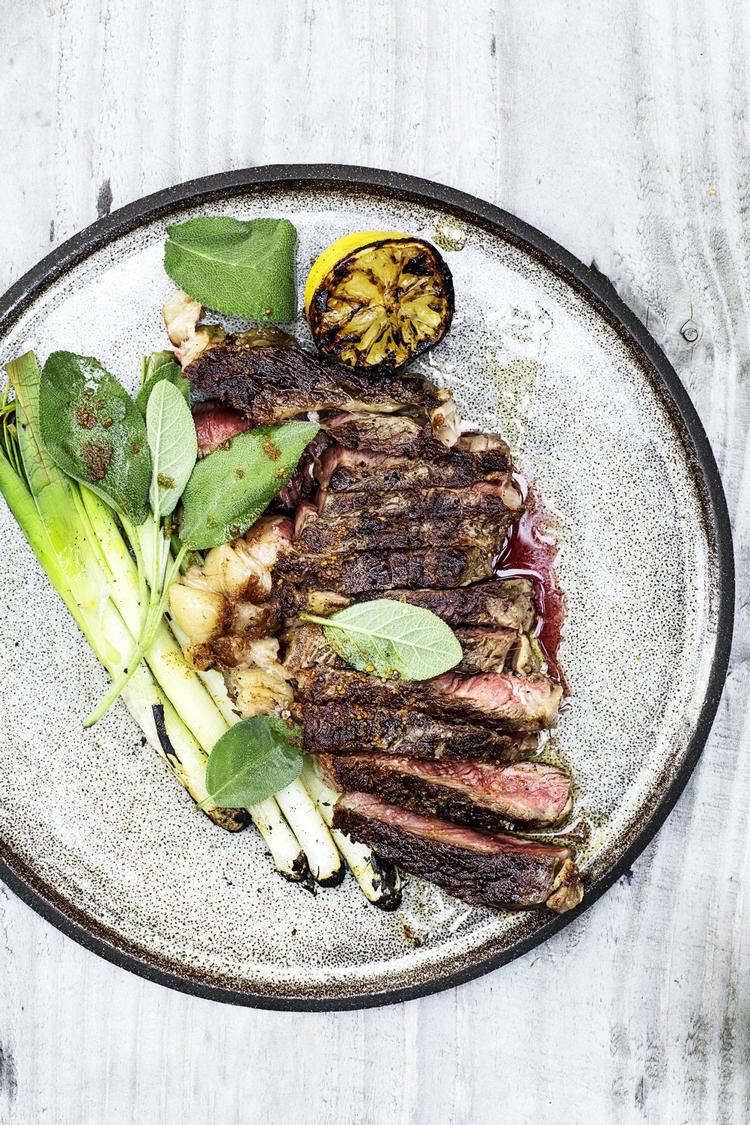 De store bøffer tilberedes hele og skæres ud ved servering. De spises med grillede citroner og porrer. 