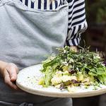 De nye kartofler moses og smages til med parmesan, inden de serveres med et stort grønt drys på toppen. 