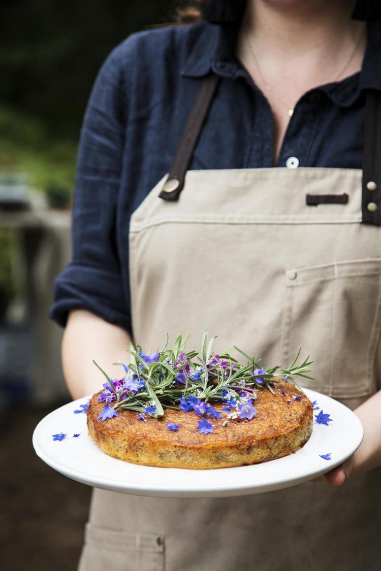 Hvis det skal være festligt, kan rosmarinkagen pyntes med rosmarinkviste og lavendelblomster. 