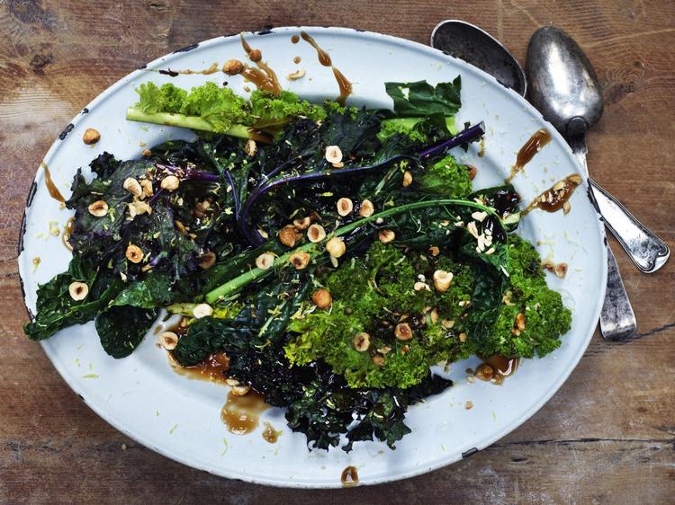 Kålen har et tydeligt nordisk element, som i retten her møder inspiration fra Asien. Nødderne giver det sprøde element. 