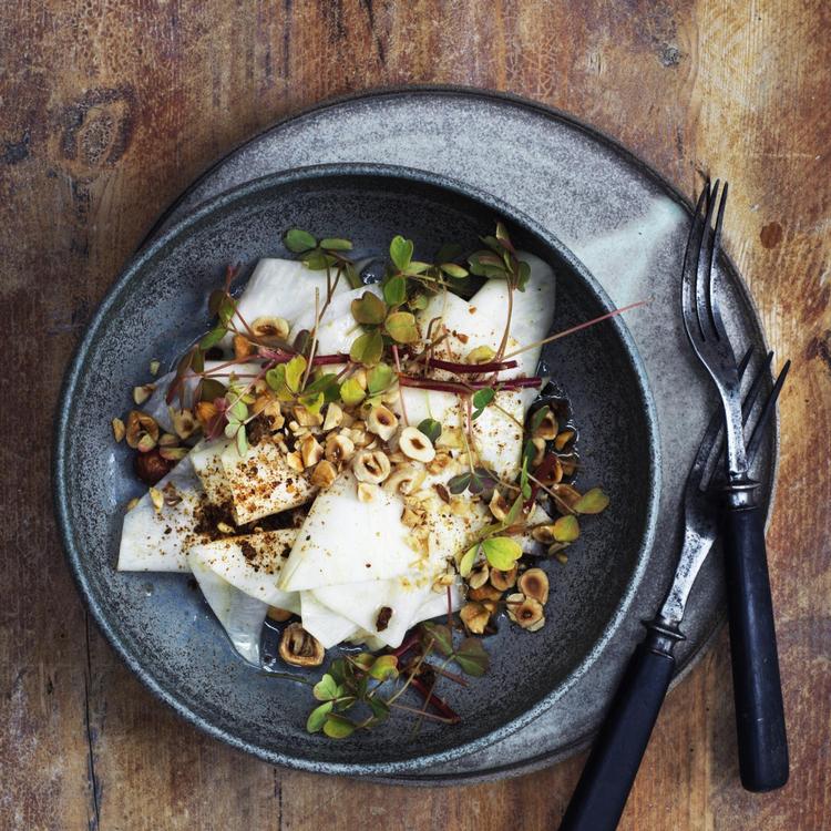 Den syltede knoldselleri får sprødhed af nødderne og et aromatisk pift fra nøddeolien og er et godt tilbehør til de lidt tungere efterårsretter. 