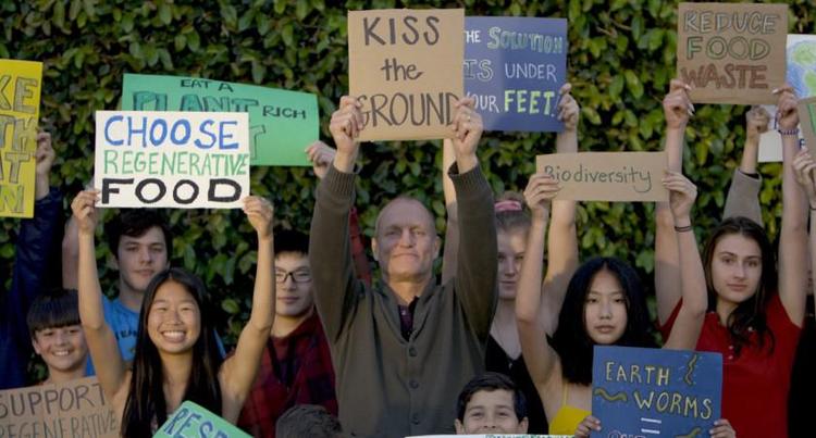 Fra Sams Bar til barrikaderne: Skuespilleren Woody Harrelson lægger stemme til dokumentaren ’Kiss the Ground’. Foto: PR