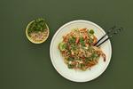 Pad thai er en lækker, krydret nudelret, der kan spice en regnfuld efterårsdag op.  