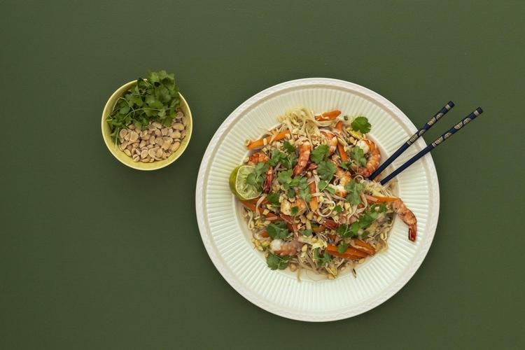 Pad thai er en lækker, krydret nudelret, der kan spice en regnfuld efterårsdag op.  