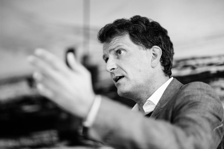 Unges forbrug af mobiltelefoner handler ikke kun om afhængighed, men også om, at telefonen løser praktiske problemer og er linjen til et socialt netværk. Foto: Miriam Dalsgaard 