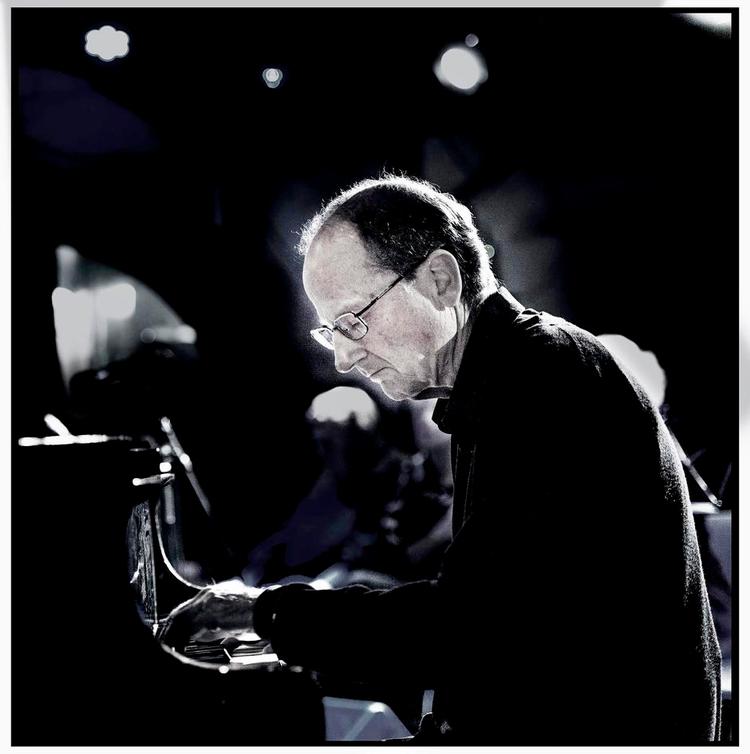 Swing. Sammen med bassisten Thomas Fonnesbæk leverer Ole Kock Hansen en række både åndfulde og fyndigt swingende fortolkninger af nordiske viser. Samtidig er der lagt vægt på den mindste detalje. 