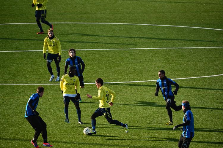 STOP! MEns Brøndbyspillerne træner - i denne uge syv gange - er handlen med klubbens aktier stillet i bero. 