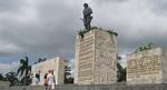 Che Guevaras mausoleum ligger i byen Santa Clara, cirka to en halv times kørsel fra Varadero. 