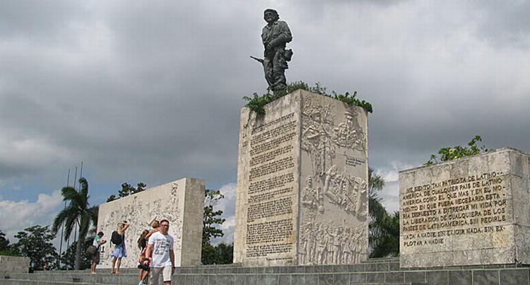 Che Guevaras mausoleum ligger i byen Santa Clara, cirka to en halv times kørsel fra Varadero. 