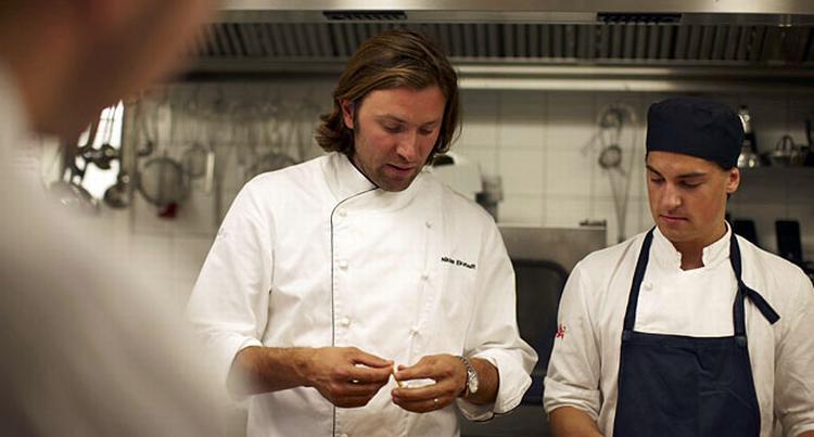 En klassisk skånsk tradition, som Niklas Ekstedt anbefaler danskere at lære at kende er Midsommeraften: "Det involverer også mad; sild og snaps. Egentlig kan man kalde midsommeraften for en tidlig variant af flowerpower-bevægelsen. Det er en rigtig hippiefest, hvor man fejrer årstiden, dyrker blomsterne og ønsker sig en god høst – det er nærmest en økologisk fest.” 