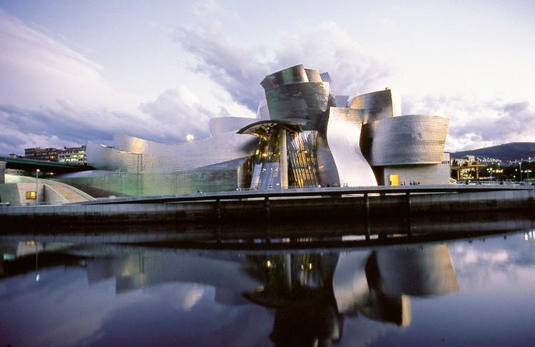 perlerække. Det originale Guggenheim-museum ligger New York, men der findes flere søstyermuseer rundt om i verden, blandt andet dette i Bilbao i Spanien. 