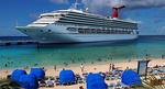 Antallet af europæere, der vil på krydstogt er støt stigende. Her er det skibet Carnival Destiny, som ligger til ved en strand på Turks &amp; Caicos Island. 