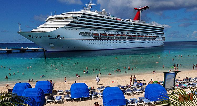 Antallet af europæere, der vil på krydstogt er støt stigende. Her er det skibet Carnival Destiny, som ligger til ved en strand på Turks &amp; Caicos Island. 