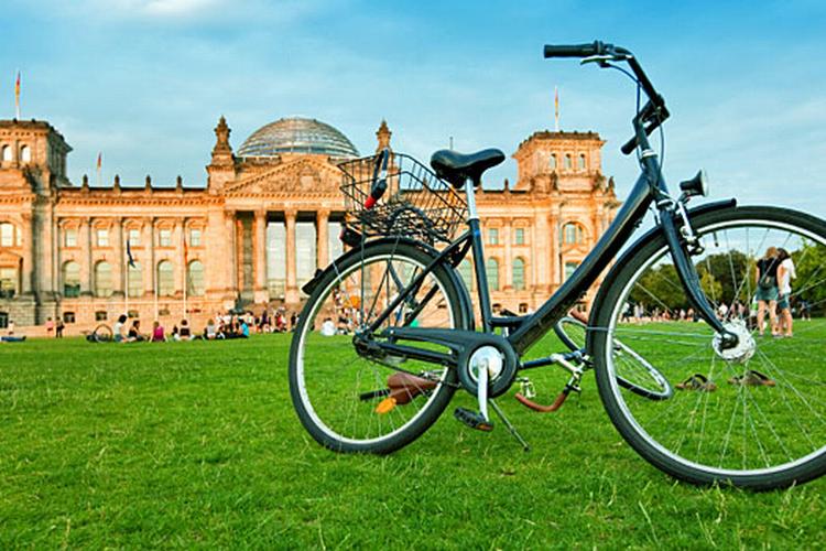 Cykelture_Berlin_Alex-Nikada_iStock