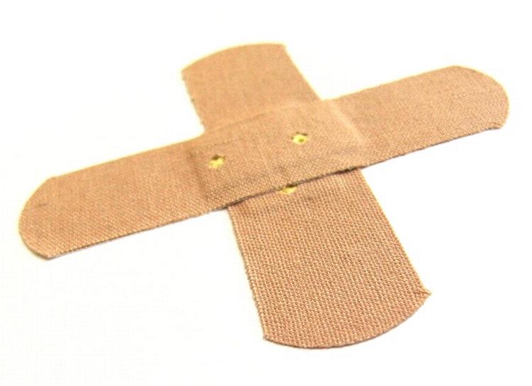 Sukkerplaster. Røde mærker, rester af klister og ubehag ved fjernelsen. Almindelige plastre er ofte ikke nemme at fjerne, men fremtidens plastre kan være lavet af stivelse. Arkivfoto. 