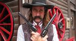 Jay T. Rockwell - i rollen som Wild Bill Hickok - har pistolerne klar, men bliver alligevel ramt. Han rejser sig dog hver gang til publikums glæde. Foto: Poul Husted