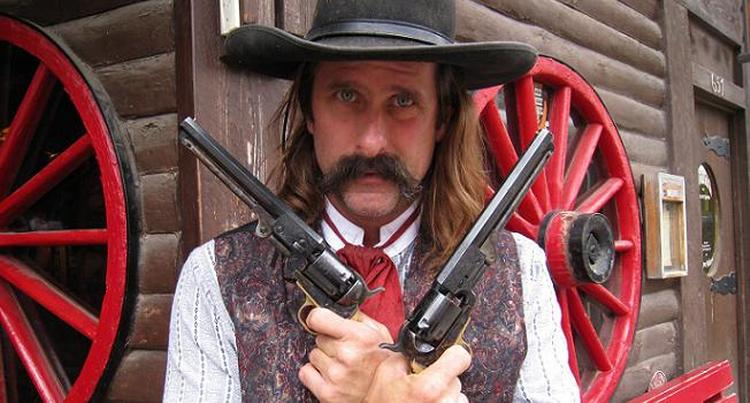 Jay T. Rockwell - i rollen som Wild Bill Hickok - har pistolerne klar, men bliver alligevel ramt. Han rejser sig dog hver gang til publikums glæde. Foto: Poul Husted