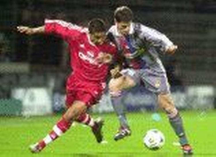 Giovane Elber fra Bayern München (t.v.) slås om bolden med Lyons Jeremie Brechet. Foto: AP 