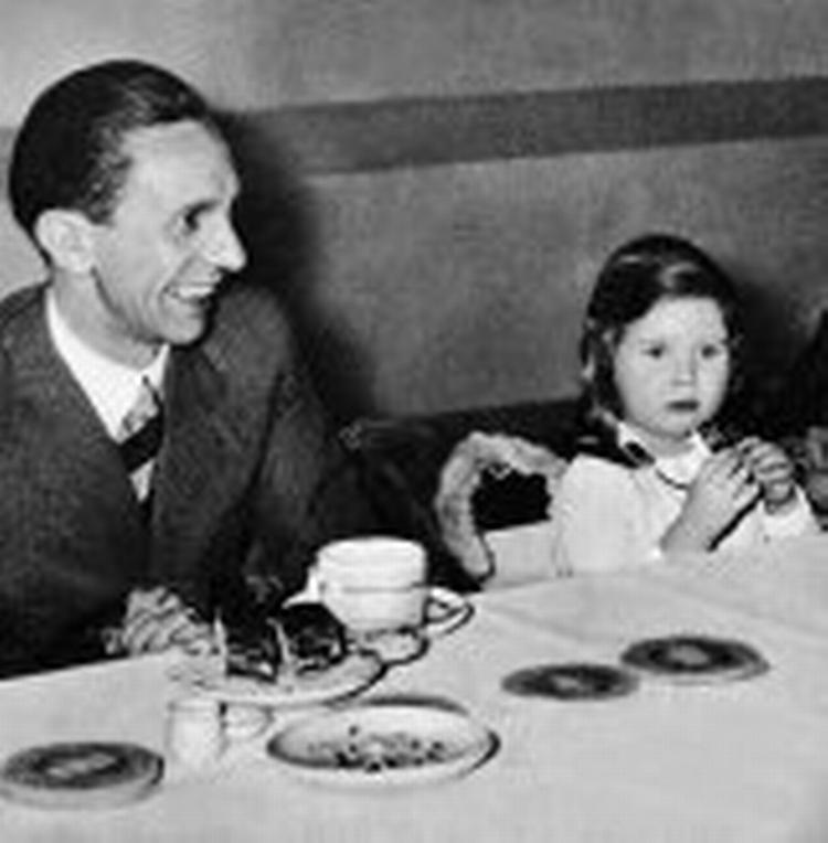 Goebbels med datteren Helga 1935. Arkivfoto: Polfoto 