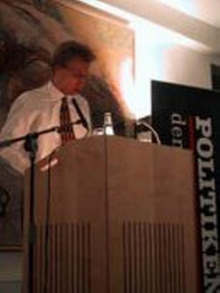 Lars Bukdahl uddeler chok til sheiken. Foto: Janus Kodal 