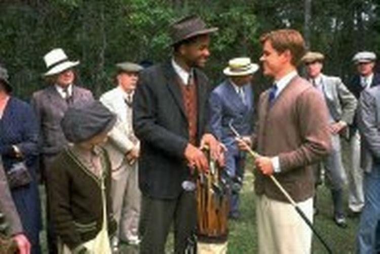 Bagger Vance (Will Smith) og Rannulph Junuh (Matt Damon) får sig en snak om køller. Foto fra filmen 
