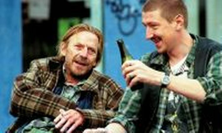 Jesper Christensen og Nikolaj Kopernikus mindes den gang, da pantmaskinen satte et nul for meget på flaskebon'en. Foto fra filmen 