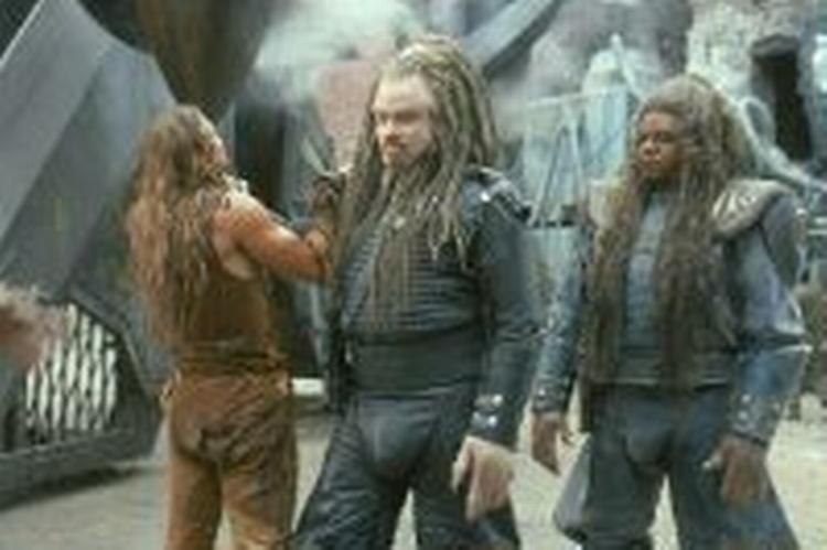 John Travolta og Forrest Whitaker sammenligner skridtbeskyttere. Foto fra filmen 