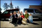 Familien Schouw-Nielsen fra Dalby - tilfredse Peugeot Partner-ejere med naboer, hunde og børn. - Foto: Thomas Borberg 
