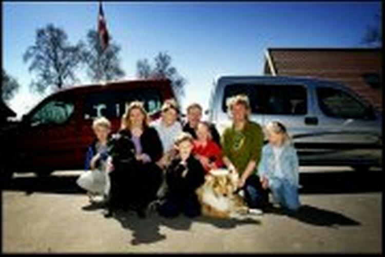 Familien Schouw-Nielsen fra Dalby - tilfredse Peugeot Partner-ejere med naboer, hunde og børn. - Foto: Thomas Borberg 